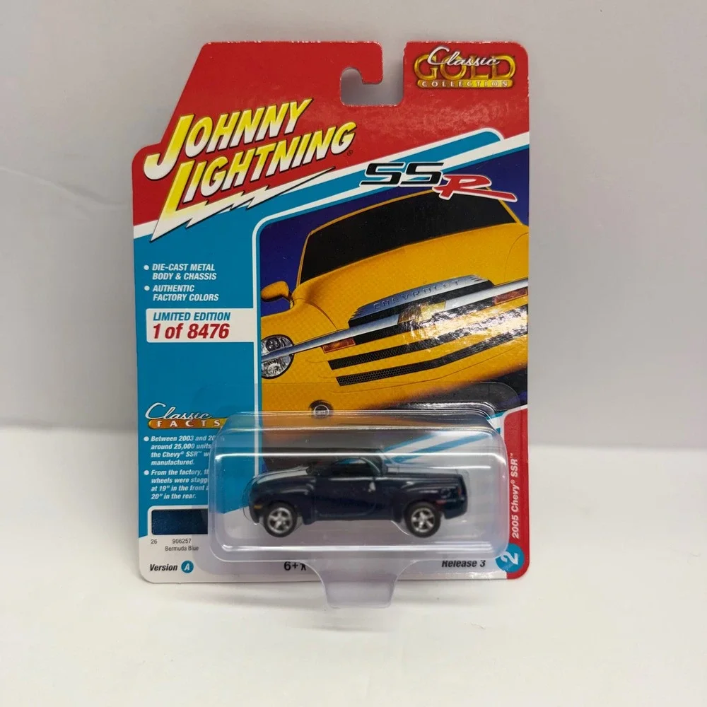 Johnny Lightning 2005 Chevy SSR Bermuda Blue Classic Gold 2022 Release 3 1/64